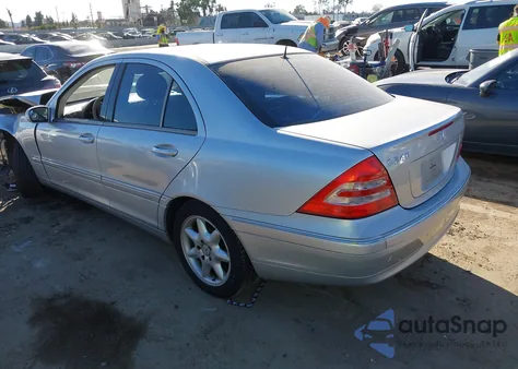 2002 Mercedes-Benz C 240 z USA, uszkodzony, nr VIN WDBRF61J32F249682